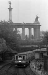 Magyarország, Városliget, Budapest XIV., a Millenniumi Földalatti Vasút a Hősök tere felől tart az Állatkert felé (bal oldali közlekedés)., 1965, Bojár Sándor, Budapest, földalatti, Fortepan #179633