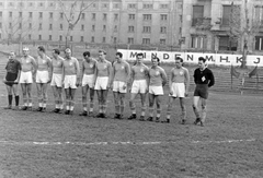 Magyarország, Budapest XI., Kőrösy József (Mező) utca, BEAC sportpálya, jobbra a háttérben a Bercsényi utca 26/b számú ház. Balra távolabb a Lágymányosi Dohánygyár., 1953, Magyar Rendőr, labdarúgás, futballcsapat, sport mez, kézilabda, Budapest, Fortepan #17966