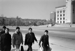 Kazahsztán, Almati, (ekkor Alma-Ata), Asztana (Lenin) tér, jobbra a mai Kazah-Brit Műszaki Egyetem (akkor a Kazah SZSZK kormányzati épülete)., 1968, Bojár Sándor, Fortepan #179683