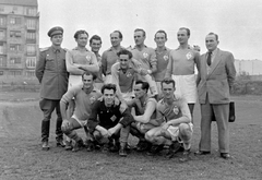 Magyarország, Budapest XI., Kőrösy József (Mező) utca, BEAC sportpálya, háttérben a Bercsényi utca., 1953, Magyar Rendőr, labdarúgás, egyenruha, futballcsapat, sport mez, kézilabda, Budapest, karba tett kéz, Fortepan #17969