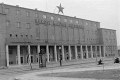 Magyarország, Budapest XIII., József Attila tér 4., Rákosi Mátyás Kultúrház (eredetileg OTI Kultúrház, ma József Attila Művelődési Központ)., 1953, Magyar Rendőr, telefonfülke, lámpaoszlop, vörös csillag, középület, Budapest, Fortepan #17971