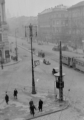 Magyarország, Budapest V.,Budapest VI., Bajcsy-Zsilinszky út a Podmaniczky (Rudas László) utcánál., 1953, Magyar Rendőr, forgalom, óra, utcakép, életkép, rendőr, villamos, lámpaoszlop, Budapest, Fortepan #17972