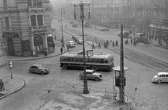 Magyarország, Budapest VI., Bajcsy-Zsilinszky út a Nagymező utca és a Podmaniczky (Rudas László) utca találkozásánál. Balra a Bajcsy-Zsilinszky út 45. számú épület 1876-1886 között a Magyarországi Nagyoriens, 1886-1896 között a Magyarországi Symbolikus Nagypáholy páholyházaként szolgált., 1954, Magyar Rendőr, szovjet gyártmány, trolibusz, MTB-82, Budapest, szabadkőműves, Fortepan #17973