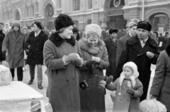 Oroszország, Moszkva, Vörös tér a Nyikolszkaja utca felé nézve, háttérben a GUM áruház., 1964, Bojár Sándor, fagylalt, jégkrém, Fortepan #179740