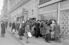 Magyarország, Budapest X., Liget (Zalka Máté) tér a Kőrösi Csoma sétány (Kőrösi Csoma Sándor út) felé nézve. Az Állami Áruház kirakata., 1954, Magyar Rendőr, kirakat, cégtábla, Budapest, mankó, kíváncsiság, Fortepan #17975