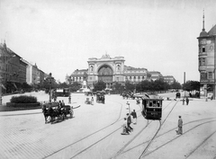 Hungary, Budapest VIII., Baross tér, a Keleti-pályaudvar a Rákóczi (Kerepesi) út felől nézve., 1903, Saly Noémi, shop, carriage, Horse-drawn carriage, pedestrian, tram, cobblestones, train station, teamster, eclectic architecture, Budapest, Gyula Rochlitz-design, BKVT D-model, Fortepan #17980