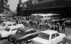 Magyarország, Budapest VI., a Westend udvar a Teréz (Lenin) körút felől nézve, jobbra a Nyugati pályaudvar.
, 1967, Bojár Sándor, rendszám, Budapest, Fortepan #179837