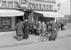 Magyarország, Óbuda, Budapest III., Flórián tér - Vörösvári út (mára már lebontott) saroképület., 1954, Magyar Rendőr, kerékpár, üzlet, Csemege vállalat, Budapest, Fortepan #17984