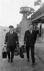 Hungary, Ferihegy (now - Ferenc Liszt) International Airport, Budapest XVIII., balra Szentgyörgyi Dezső MALÉV pilóta, egykor a Magyar Királyi Honvéd Légierő legtőbb igazolt győzelmet elérő vadászpilótája., 1969, Bojár Sándor, Budapest, Fortepan #179885