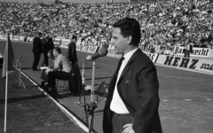 Magyarország, Népstadion, Budapest XIV., 1965. szeptember 5. Magyarország - Ausztria 3:0 (2:0) VB selejtező labdarúgó-mérkőzés. A riporter Szűcs Ferenc., 1965, Bojár Sándor, Budapest, Fortepan #179903