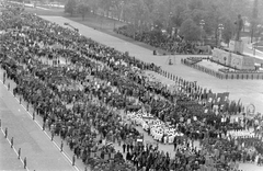 Magyarország, Budapest XIV., Ötvenhatosok tere (Sztálin tér), május 1-i felvonulás, jobbra a Sztálin szobor., 1953, Magyar Rendőr, személyi kultusz, felvonulás, Sztálin ábrázolás, Budapest, Fortepan #17991