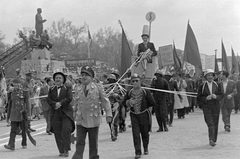 Magyarország, Budapest XIV., Ötvenhatosok tere (Sztálin tér), május 1-i felvonulás, balra a Sztálin szobor., 1953, Magyar Rendőr, személyi kultusz, emlékmű, Rákosi Mátyás-ábrázolás, Sztálin ábrázolás, karikatúra, Budapest, jelmez, Fortepan #17992