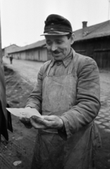 Magyarország, Szolnok, Molnár Mihály, a szolnoki MÁV Áruszállítási Igazgatóság dolgozója. Egy szovjet katona készített 1944 végén egy rajzot róla, 23 évvel később került hozzá, ezt nézi., 1967, Bojár Sándor, Fortepan #179924