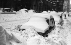 Magyarország, Budapest VII., Dohány utca az Erzsébet (Lenin) körút felé nézve. Az Osvát utca sarkán a Kulacs vendéglő., 1975, Bojár Sándor, hó, Polski Fiat-márka, Polski Fiat 126p, Budapest, Fortepan #179936