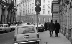 Magyarország, Budapest V., a Városház utca a Kamermayer Károly tér felé nézve., 1976, Bojár Sándor, Skoda-márka, Fiat-márka, Lada-márka, rendszám, Skoda 100, Fiat 127, VAZ 2102, Ford Mustang, Budapest, Fortepan #179940