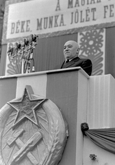 Magyarország, Budapest V., Kossuth Lajos tér, választási nagygyűlés, a Parlament főbejárata elé épített emelvény. Rákosi Mátyás beszél., 1953, Magyar Rendőr, híres ember, Budapest, Rákosi-címer, politikus, Fortepan #17995