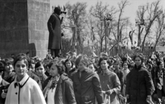 Magyarország, Budapest XIV., Ötvenhatosok tere (Felvonulási tér), balra a Lenin szobor (Pátzay Pál, 1965.). A felvétel a KISZ fogalomtételi ünnepsége alkalmával készült, 1968. április 4-én., 1968, Bojár Sándor, Budapest, Fortepan #179967