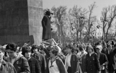 Magyarország, Budapest XIV., Ötvenhatosok tere (Felvonulási tér), balra a Lenin szobor (Pátzay Pál, 1965.). A felvétel a KISZ fogalomtételi ünnepsége alkalmával készült, 1968. április 4-én., 1968, Bojár Sándor, Budapest, Fortepan #179968