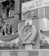 Magyarország, Budapest V., Kossuth Lajos tér, választási nagygyűlés, a Parlament főbejárata elé épített emelvény. Rákosi Mátyás beszél. Sötét szemüvegben Gerő Ernő, mellette Erdei Ferenc, tovább balra Hidas István., 1953, Magyar Rendőr, híres ember, Budapest, Rákosi-címer, politikus, Fortepan #17998