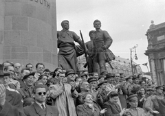 Magyarország, Budapest V., Kossuth Lajos tér, választási naggyűlés,a Kossuth-szobor talapzata, jobbról az Igazságügyi Palota (ekkor a Magyar és Nemzetközi Munkásmozgalom Történeti Múzeuma)., 1953, Magyar Rendőr, szobor, tányérsapka, gyűlés, Petőfi-ábrázolás, Kossuth Lajos-ábrázolás, Budapest, Fortepan #17999