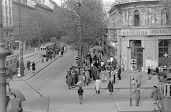 Magyarország, Budapest VIII., Múzeum körút - Rákóczi út sarok., 1954, Magyar Rendőr, jelzőlámpa, villamos, villamosmegálló, Budapest, Fortepan #18002