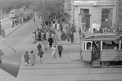 Magyarország, Budapest VIII., Múzeum körút - Rákóczi út sarok., 1954, Magyar Rendőr, villamos, villamosmegálló, Budapest, Fortepan #18003