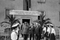 Hungary, Dunaújváros, Bartók Béla tér 3., a Városi Tanács épülete. Malinovszkij szovjet honvédelmi miniszter látogatása a városban., 1966, Bojár Sándor, label, celebrity, soldier, uniform, palm tree, banner, pioneer, Fortepan #180073