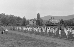 Magyarország, Budapest II., Pasaréti út, Pénzügyőr sporttelep, háttérben a Napraforgó utca házai., 1954, Magyar Rendőr, Budapest, katona, ünnepség, kerékpár, sport, lapostető, nők, bauhaus, sportbemutató, Fortepan #18008