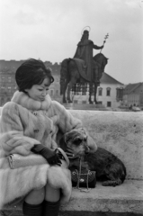 Magyarország, budai Vár, Budapest I., Emília Vášáryová szlovák színművésznő. Háttérben Szent István szobra a Szentháromság téren., 1968, Bojár Sándor, kutya, Budapest, Fortepan #180097