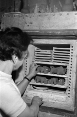 Hungary, Budapest XIV., műterem egy zugló ház pincéjében, Kertész Klára keramikusművész égetőkemencéje előtt., 1966, Bojár Sándor, Budapest, ceramics, oven, Fortepan #180141