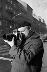 Magyarország, Budapest VI., Bojár Sándor fotóművész munka közben, háttérben a Teréz (Lenin) körút házsora az Aradi utca és a Szondi utca között., 1967, Bojár Sándor, fényképezőgép, Velorex-márka, Pentacon-márka, Pentacon six, Budapest, Fortepan #180173