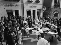 Hungary, Szentendre, Fő (Marx) tér, a Les Globe-trotters (Világjárók) című francia tévé sorozat Le Transfert című epizódjának forgatása., 1966, Bojár Sándor, filming, Fortepan #180195