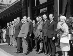 Magyarország, Budapest VIII., a Keleti pályaudvar érkezési oldala. Az NDK párt- és kormányküldöttségének ünnepélyes fogadása 1967. május 18-án. Középen előtérben Kádár János és Walter Ulbricht, mögöttük Willi Stoph (takarva) és Losonczi Pál. Jobbról a második Fock Jenő, mellette Biszku Béla., 1967, Bojár Sándor, Budapest, Fortepan #180225