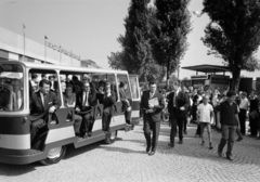 Magyarország, Városliget, Budapest XIV., a Szovjet tudomány és technika 50 éve, jubileumi kiállítás a BNV területén 1967. szeptember 1-24 között. A vásárnéző mikrobuszban L. I. Brezsnyev integet., 1967, Bojár Sándor, Budapest, Fortepan #180261