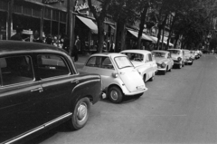 Hungary, Budapest VII., Erzsébet (Lenin) körút Dohány utca felé nézve, balra az Erzsébet (Lenin) körút 17. számú ház., 1966, Bojár Sándor, BMW-brand, automobile, Budapest, Fortepan #180277