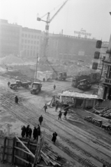 Hungary, Budapest VII.,Budapest VIII., rálátás a pesti háztetőkre az Erzsébet híd kapuzatáról, előtérben a Március 15. tér - Belgrád rakpart sarkán álló épület, mögötte a Váci utcai Belvárosi Szent Mihály-templom (Angolkisasszonyok temploma) tornya, távolabb az Egyetemi-templom tornya., 1966, Bojár Sándor, Budapest, Fortepan #180283