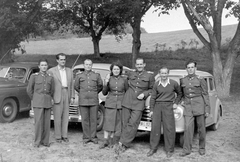 Magyarország, 1954, Magyar Rendőr, csehszlovák gyártmány, szovjet gyártmány, GAZ-márka, csoportkép, Skoda-márka, rendőr, automobil, GAZ M20 Pobjeda, Skoda 1101/1102 Tudor, hátratett kéz, karok a vállon, Fortepan #18031