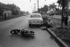 Hungary, Budapest X.,Budapest XIV., Kerepesi út, közlekedési baleset az Örs vezér tere közelében. Szemben balra a Vezér utca sarkán álló házak látszanak., 1966, Bojár Sándor, motorcycle, Budapest, accident, crash helmet, Fortepan #180334