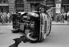 Hungary, Budapest VII., közlekedési baleset az Akácfa utca és a Dohány utca kereszteződésénél. Háttérben a Dohány utca 56. számú ház., 1966, Bojár Sándor, Budapest, Fortepan #180335