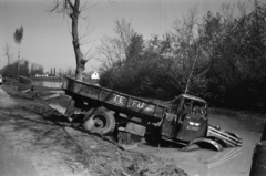 Hungary, Felsőlajos, (később önálló, ekkor Lajosmizse része), árokba csúszott teherautó az 5-ös főút mellett, a 64-es kilométerkőnél., 1966, Bojár Sándor, accident, commercial vehicle, Csepel-brand, TEFU-organisation, Fortepan #180343