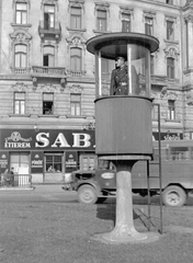 Magyarország, Budapest XIII., Nyugati (Marx) tér, Szent István körút - Váci út sarok., 1953, Magyar Rendőr, teherautó, Csepel-márka, rendőrkalitka, Budapest, étterem, Fortepan #18039