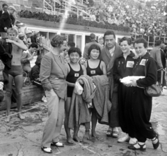 Finnország, Helsinki, XV. nyári olimpiai játékok., 1952, Bojár Sándor, képarány: négyzetes, sportoló, melegítő, olimpia, csoportkép, köntös, sportdressz, Fortepan #180397