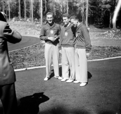 Finnország, Helsinki, XV. nyári olimpiai játékok., 1952, Bojár Sándor, képarány: négyzetes, sportoló, férfiak, fotózás, Rákosi-címer, egyenruha, hárman, Fortepan #180399