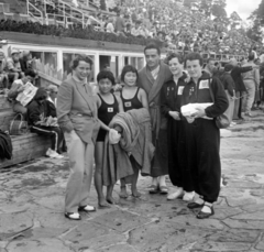 Finnország, Helsinki, XV. nyári olimpiai játékok., 1952, Bojár Sándor, képarány: négyzetes, sportoló, közönség, melegítő, csoportkép, köntös, zsebredugott kéz, sportdressz, Fortepan #180403