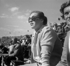 Finnország, Helsinki, XV. nyári olimpiai játékok. Szőke Kató kétszeres olimpiai bajnok úszónő és Killermann Klára úszónő., 1952, Bojár Sándor, nő, képarány: négyzetes, úszás, híres ember, olimpiai bajnok, napszemüveg, Fortepan #180418