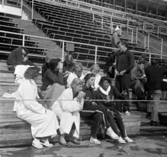 Finnország, Helsinki, XV. nyári olimpiai játékok., 1952, Bojár Sándor, nő, beszélgetés, sportoló, melegítő, Fortepan #180430