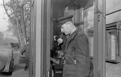 Magyarország, Budapest V., Bajcsy-Zsilinszky út a Podmaniczky (Rudas László) utcától a Nyugati (Marx) tér felé nézve., 1954, Magyar Rendőr, rendőr, telefon, telefonfülke, Budapest, Fortepan #18044