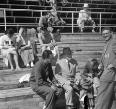 Finnország, Helsinki, XV. nyári olimpiai játékok., 1952, Bojár Sándor, nézőtér, sportoló, képarány: négyzetes, fényképezőgép, jegyzetelés, Fortepan #180443