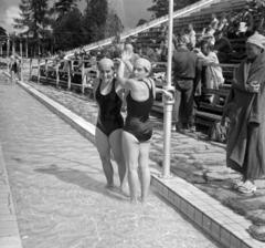 Finnország, Helsinki, XV. nyári olimpiai játékok. Littomeritzky Mária és Székely Éva olimpiai bajnok úszónők., 1952, Bojár Sándor, olimpiai bajnok, képarány: négyzetes, úszás, sportdressz, zuhanyozás, nő, Fortepan #180446