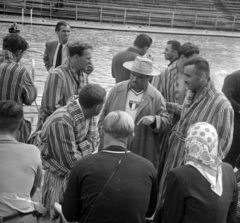 Finnország, Helsinki, XV. nyári olimpiai játékok., 1952, Bojár Sándor, férfi, sportoló, képarány: négyzetes, köntös, beszélgetés, Fortepan #180451